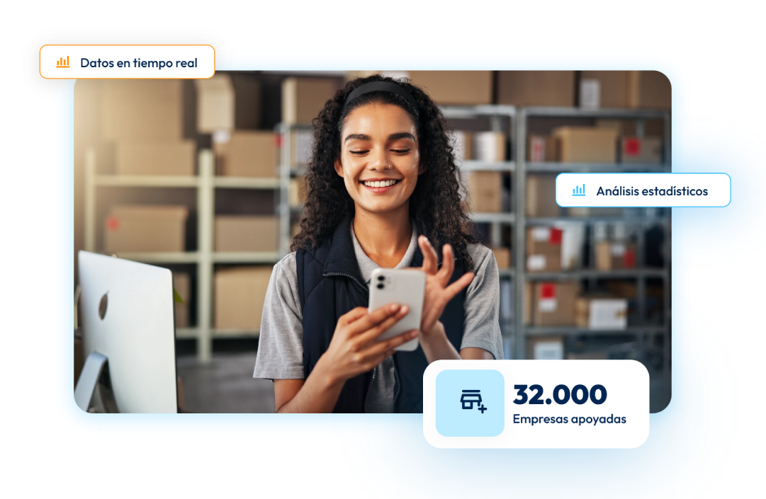 Hombre sonriendo mientras mira a la pantalla de un computador