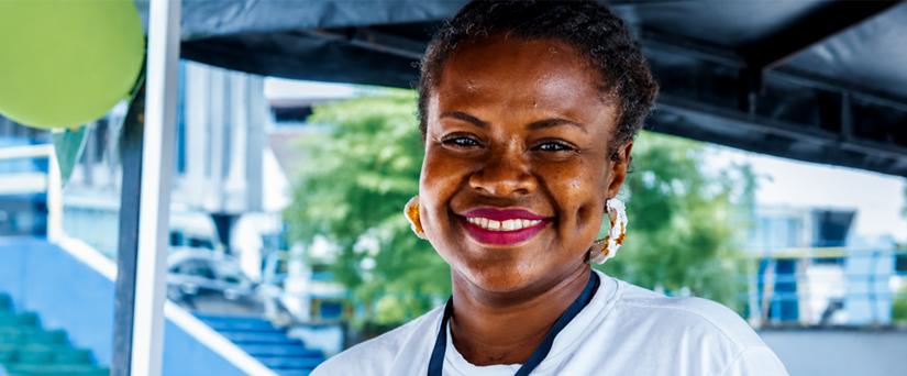 Mujer afrodescendiente vendiendo sus productos